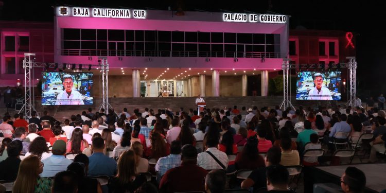 El gobernador del estado, Víctor Manuel Castro Cosío encabezó un encuentro con titulares y personal de las Secretarías del Trabajo, Bienestar y Desarrollo Social (STByDS) así como de Turismo y Economía (SETUE), además de servidores públicos federales y ciudadanía en general, con el objetivo de conocer los avances institucionales rumbo al Cuarto Informe de Gobierno, que se presentará el próximo mes de noviembre. Durante el evento, el titular de la STByDS, Omar Zavala Agúndez, presentó un resumen de las acciones emprendidas. Destacó la estabilidad laboral que prevalece en Baja California Sur, así como el hecho de que la entidad registra la mayor tasa de participación en la actividad económica del país, con un 68%, superando a estados como Nayarit, Colima, Quintana Roo y Yucatán.