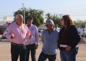 Supervisa gobernador Víctor Castro obras de pavimentación en la calle Loreto, en La Paz
