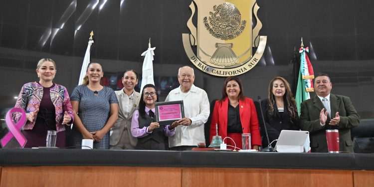 Por el impulso de la divulgación de la ciencia, entre la población particularmente, mujeres y niños, la XVII Legislatura en el Congreso de Baja California Sur, otorgó este jueves 16 de octubre en sesión solemne la medalla “María Dionisia Villarino Espinoza” a la Dra. Martha Candelaria Reyes Becerril. La galardonada, quien, en 2025, impulsó las vocaciones científicas de niñas y niños de Baja California Sur, realizando el Primer Encuentro Nacional de Niñas y Niños Divulgadores de la Ciencia en México, dedicó su medalla a niñas y niños divulgadores de la ciencia, Yaretzi, lan Luca, Paulina, Kiara, Iker, Amelia, Carolina y a todas esas niñas y niños sudcalifornianos que sueñan con ser científicas y que ya lo están logrando, representando a Baja California Sur a nivel internacional. Desde tribuna, en la sala de sesiones José María Morelos y Pavón, donde se contó con la presencia del Gobernador del Estado Víctor Manuel Castro Cosío y Magistrada Presidenta del Poder Judicial del Estado, Maestra Claudia Jeanette Cota Peña, la Dra. Martha Candelaria Reyes Becerril, enfatizó que Baja California Sur es un semillero de mujeres fuertes, luchadoras, comprometidas, un ejemplo de ello son todas mujeres que estuvieron en esta terna, a ellas un merecido reconocimiento.