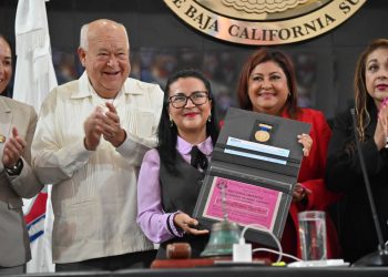Entrega Congreso de BCS presea María Dionisia Villarino a Martha Candelaria Reyes Becerril
