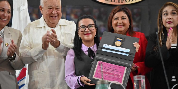 Entrega la XVII Legislatura la Medalla Dionisia Villarino a la Dra. Martha Candelaria Reyes Becerril.