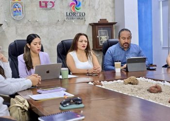 ENCABEZA PAZ OCHOA SESIÓN DE LA “MESA VIOLETA” EN LORETO