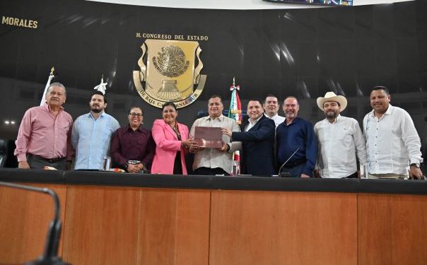 La Mesa Directiva del Congreso del Estado recibe el IV Informe del gobernador Víctor Manuel Castro