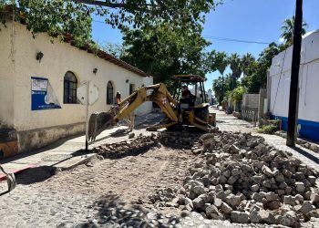 OBRAS PÚBLICAS AVANZA EN LA PAVIMENTACIÓN DE LA CALLE EMILIANO ZAPATA