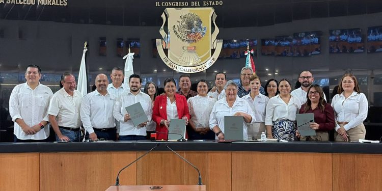 La secretaria de Finanzas y Administración del Gobierno de Baja California Sur, Bertha Montaño Cota, acudió ante el Congreso local en representación del gobernador Víctor Manuel Castro Cosío, para entregar formalmente el paquete económico para 2026, con un presupuesto estimado de 26 mil 800 millones de pesos. Se entregaron tres documentos: el presupuesto modificado de 2025, que a junio y estimado a diciembre alcanza los 24 mil 999 millones de pesos y que cerrará en la cuenta pública de abril de 2026; así como la propuesta de ingresos y egresos, que deberán equilibrarse entre sí.