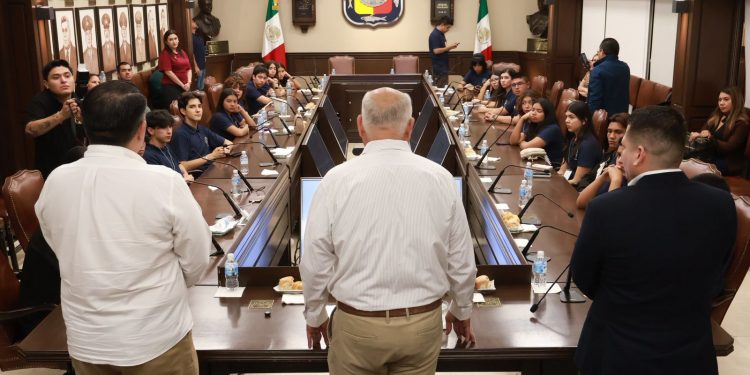 El gobernador del Estado, Víctor Manuel Castro Cosío, recibió a las y los 21 jóvenes que conforman el XVIII Parlamento Juvenil 2025. Durante el encuentro, las y los diputados presentaron propuestas para la atención a diversas problemáticas que afectan a la sociedad sudcaliforniana. Acompañado por los diputados Fabrizio del Castillo Miranda, presidente de la Comisión de la Juventud, y de Erik Iván Agúndez, el mandatario estatal subrayó la importancia de que las y los jóvenes participen activamente en los temas prioritarios para Baja California Sur. “Sus ideas e inquietudes son importantes para ser tomadas en cuenta y continuar impulsando la transformación de nuestra entidad”, enfatizó.