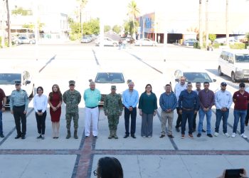 Entrega gobernador Víctor Castro vehículos al SEDIF para fortalecer programas sociales