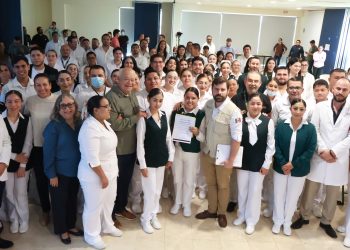 Fortalece BCS su fuerza laboral en salud con la entrega de contratos de confianza del programa IMSS-Bienestar