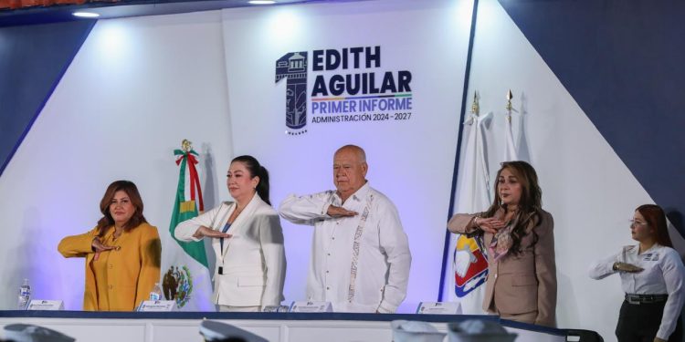 El gobernador Víctor Manuel Castro Cosío asistió al primer informe de labores de la presidenta municipal Edith Aguilar Villavicencio, realizado en la plaza Benito Juárez de Santa Rosalía, donde reconoció los avances alcanzados durante la actual administración y destacó que los resultados son producto del esfuerzo compartido entre el Gobierno de la República, el Gobierno del Estado y el Ayuntamiento de Mulegé, lo que ha sido clave para fortalecer el desarrollo del municipio. Castro Cosío señaló que, aunque aún existen retos por atender, la coordinación entre autoridades y ciudadanía permitirá consolidar los avances obtenidos y seguir mejorando la infraestructura, los servicios públicos y las condiciones de vida en las comunidades del municipio.
