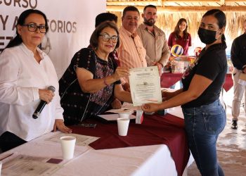 Realiza SEDIF e ICATEBCS ceremonia de clausura de cursos en comunidades rurales de La Paz y Comondú