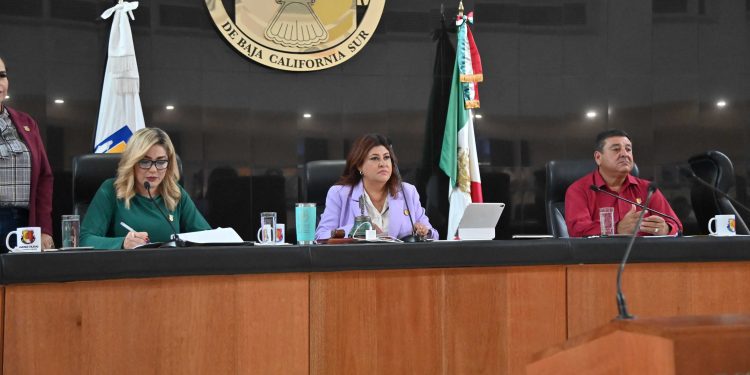 Turnan a la Comisión Permanente de Asuntos Fiscales y Administrativos la iniciativa presentada por el titular del Ejecutivo Estatal, el Gobernador Víctor Manuel Castro Cosio, la cual tiene por objeto expedir una nueva Ley del Notariado del Estado de Baja California Sur.