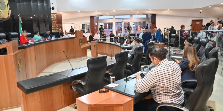 El Congreso del Estado, aprobó por mayoría las reformas a la Ley de Desarrollo Urbano para Baja California Sur, que implican fortalecer la gobernanza territorial, reducir los costos estructurales de acceso al suelo urbano, asegurando así, que las acciones públicas en materia de vivienda se desarrollen con base en diagnósticos técnicos y de impacto social. En sesión ordinaria, esta iniciativa, que registró 18 votos a favor, 0 en contra y una abstención fue enviada por el Gobernador Víctor Manuel Castro Cosío, y faculta al Ejecutivo estatal para emitir declaratorias de creación de polígonos, por iniciativa propia o a solicitud de otros entes públicos, e introduce la figura de los polígonos para el desarrollo o aprovechamiento prioritario o estratégico de inmuebles, buscando atender de manera focalizada el déficit de vivienda social, accesible y de bajo costo en zonas estratégicas del territorio estatal.