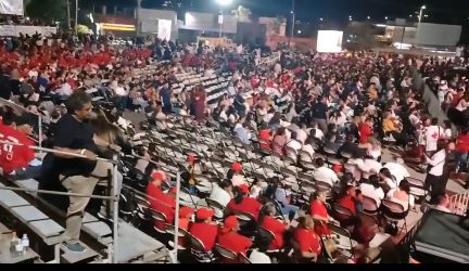 La asistencia fue notoriamente controlada y avalada por representantes del PT y de la CROC que encabezada por su dirigente nacional Isaías González que estuvo presentes y cuyos seguidores, no dejaron de vitorear la palabra "gobernador” y “presidente”, tanto que hasta el propio gobernador Víctor Castro, en su intervención, trató de hacerles una llamada de atención al pedirles que se calmaran en virtud de que “aún falta mucho tiempo”. Por supuesto el llamado fue desatendido.
Así que el clima tenso que se vivió en el evento y hasta cierto punto desairado por ciudadanos en general así como empresarios locales e integrantes de la clase política, pintan claramente que el futuro político de Christian Agúndez puede ser conducido y dirigido a muchas partes en el 2027, pero difícilmente hacia la máxima posición política de la entidad.