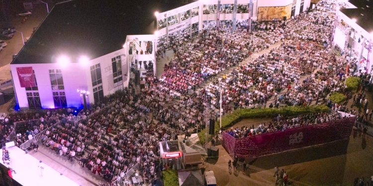 La concurrida asistencia denotó el músculo político que tiene la alcaldesa en su capacidad de convocatoria pues en esta ocasión acudieron incluso ciudadanos de prácticamente toda la entidad y no solo de La Paz, especialmente del municipio de Los Cabos donde fue notoria la presencia del Dr. Ernesto Ibarra que llegó al evento acompañado de un nutrido grupo de simpatizantes. Ante la ciudadanía representativa de todos los sectores, así como de la clase política local encabezadas por los integrantes del poder judicial así como la mayoría de los diputados locales y el resto de los alcaldes y alcaldesas de la entidad, Quiroga Romero dejó en claro que el proyecto que encabeza demostró resultados satisfactorio que por supuesto,  la pondrán en la tesitura de competir en el próximo proceso sucesorio.