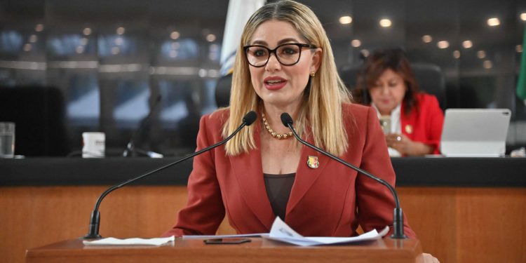 Presentó la diputada Karina Olivas iniciativa para regular cirugías estéticas en menores de edad en BCS.