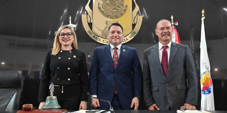 El diputado Erick Agúndez Cervantes, será el presidente de la Diputación Permanente, estará acompañado de: primera secretaria, diputada Karina Olivas Parra; segundo secretario, diputado Sergio Guluarte Ceseña.