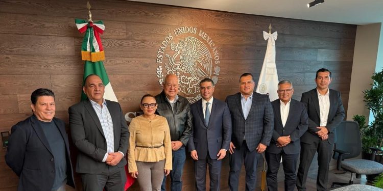 El gobernador Víctor Manuel Castro Cosío sostuvo una reunión de coordinación con el secretario de Seguridad y Protección Ciudadana del Gobierno de México, Omar García Harfuch, con el propósito de reforzar la estrategia conjunta que contribuye a preservar la paz en Baja California Sur. El mandatario destacó que la seguridad es y seguirá siendo una prioridad fundamental de su administración, y subrayó que el fortalecimiento institucional y la coordinación permanente con el Gobierno de México han permitido lograr una reducción superior al 300 por ciento en los homicidios dolosos, un avance que refleja el compromiso por salvaguardar la tranquilidad de las familias sudcalifornianas.