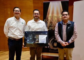 Reconoce CECyTE BCS a docente que destacó en el Premio Estatal de Derechos Humanos 2025