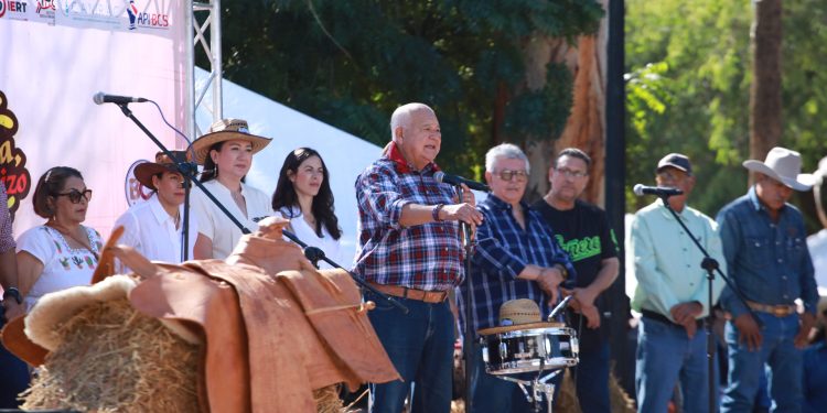 El Festival de la Machaca, el Queso y el Chorizo (MaQueCho) 2025 celebró su cuarta edición en San Antonio, consolidándose como uno de los principales encuentros gastronómicos de la región al reunir a más de 80 productores y artesanos, destacó el gobernador Víctor Manuel Castro Cosío, quien llamó a recobrar la esencia y las tradiciones para fortalecer la riqueza cultural del estado. El mandatario sudcaliforniano subrayó que el crecimiento del MaQueCho ha sido evidente, ya que en su primera edición participaron alrededor de 30 exponentes y, en esta ocasión, la cifra superó los 80.