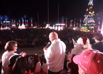 Enciende Gobernador Castro Cosío luces navideñas en la Plaza de la Reforma