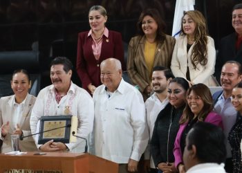 Preside Gobernador ceremonia de entrega de la medalla al Mérito Artístico y Cultural a Enoc Leaño