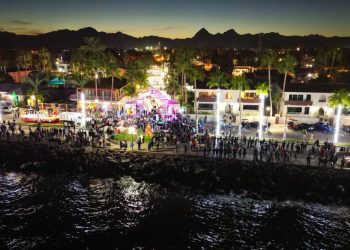 ILUMINAN MALECÓN DE LORETO CON “FESTIVAL DE LUCES EN EL MAR”