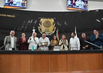 Otorga Congreso de BCS medalla al Mérito Artístico y Cultural a Enoc Leaño