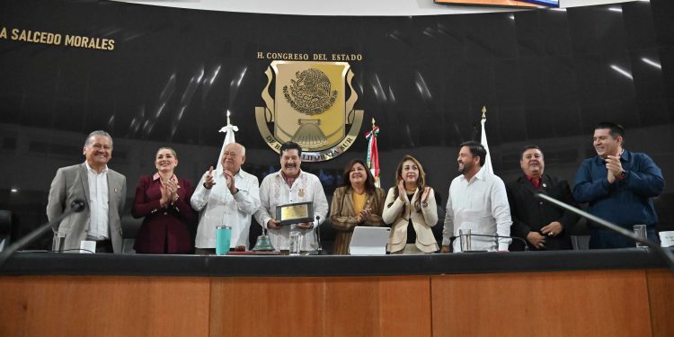 Otorga Congreso del Estado medalla al Mérito Artístico y Cultural a Enoc Leaño, por su trayectoria y en el fomento al arte y la cultura.