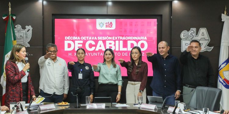 “Gobernar es una responsabilidad que se construye con personas, por eso, hoy quiero agradecer de corazón a quienes han puesto su trabajo, su tiempo y su esfuerzo al servicio de La Paz. Nada de lo que somos hoy se explica sin el compromiso de un gran equipo, y las decisiones que tomamos siempre buscan cuidar lo más importante, a nuestro municipio y a su gente”, expresó la alcaldesa paceña. Las personas que asumirán la titularidad de las áreas municipales, a partir del primero de enero de 2026, son las siguientes:
Jehú Vázquez Savín - Titular de la Secretaría General
Abimael Ibarra Abundez - Titular de OOMSAPAS
Mayra Cisneros Nevarez - Titular de la Dirección General de Inclusión y Diversidad
Carlos Gabriel Núñez Geraldo - Titular de la Dirección General de Servicios Públicos Municipales
Kenia Selene Cervantes Villegas - Titular de la Dirección General de Gestión Integral de la Ciudad
Capitán de Corbeta Infante de MARINA Paracaidista, Rut de la Fuente Velázquez - Titular de la Dirección General de Seguridad Pública y Policía Preventiva.