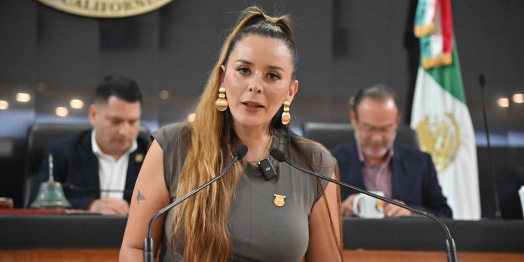 La diputada Arlene Moreno Maciel presentó este martes una iniciativa con proyecto de decreto mediante la cual se instituye formalmente el Parlamento de Mujeres del Estado de Baja California Sur, abrogando los decretos 2560, 2830 y 3045, con el propósito de consolidar un marco normativo actualizado, incluyente y con visión de largo plazo. Durante la exposición de motivos, la presidenta de la Comisión Permanente de Igualdad de Género del Congreso del Estado, subrayó que esta propuesta tiene como objetivo central promover acciones afirmativas que fortalezcan la agenda legislativa con perspectiva de género y contribuyan de manera efectiva al avance de la igualdad sustantiva en la entidad.
