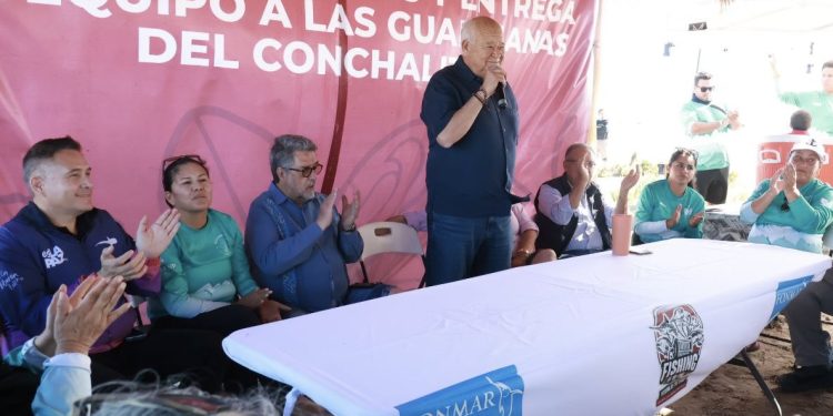 El gobernador del estado, Víctor Manuel Castro Cosío, sostuvo una reunión de trabajo con Guardianas del Conchalito, un grupo de ciudadanas y ciudadanos dedicados a la conservación de los manglares en la Bahía de La Paz, a quienes realizó la entrega formal de una palapa que funcionará como base operativa para continuar con sus actividades y, además, impulsar el turismo ecológico en la zona. En compañía de la presidenta del Sistema Estatal para el Desarrollo Integral de la Familia (SEDIF), Patricia López Navarro; el mandatario sudcaliforniano otorgó también un apoyo consistente en una embarcación con motor fuera de borda a un grupo de mujeres que se dedica al cultivo de ostión.