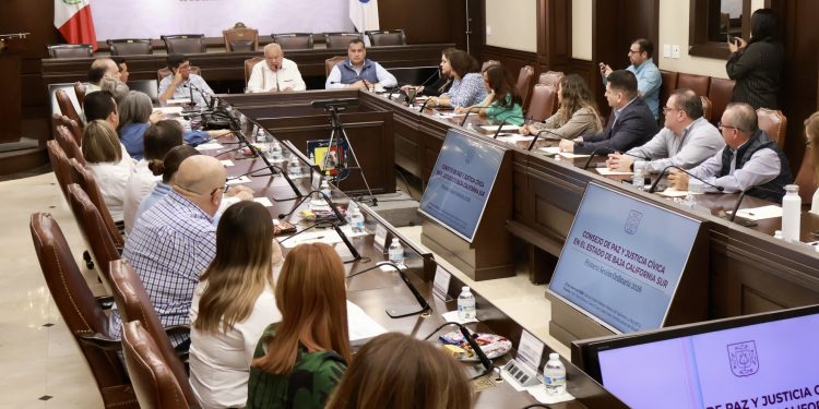 Durante la primera sesión ordinaria del Consejo de Paz y Justicia Cívica en Baja California Sur, el gobernador Víctor Manuel Castro Cosío subrayó la importancia de consolidar acciones que fortalezcan la paz y la tranquilidad en la entidad. “La idea central es que el gobierno dialogue con todos los sectores sociales, con el propósito de garantizar una paz sin simulación y una tranquilidad sin exceso de confianza”, puntualizó.