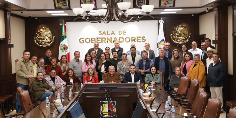 En un encuentro con diputadas y diputados de la XVII Legislatura del Congreso del Estado, magistradas y magistrados del Tribunal Superior de Justicia, así como con integrantes del gabinete legal, el gobernador Víctor Manuel Castro Cosío destacó la importancia de demostrar que en Baja California Sur los tres Poderes del Estado son capaces de tender puentes de diálogo y colaboración para hacer frente a los principales retos, actuando siempre con honradez y en beneficio del pueblo sudcaliforniano. Durante este primer encuentro entre los Poderes Ejecutivo, Legislativo y Judicial, realizado en la Sala de Gobernadores de Palacio de Gobierno, el mandatario estatal subrayó que, más allá de militancias o diferencias partidistas, el interés superior es llevar bienestar a los sectores productivos, como ganaderos, pescadores y agricultores, así como fortalecer la infraestructura urbana, deportiva, de salud y carretera, además de avanzar en materia de seguridad y coordinación con el sector empresarial