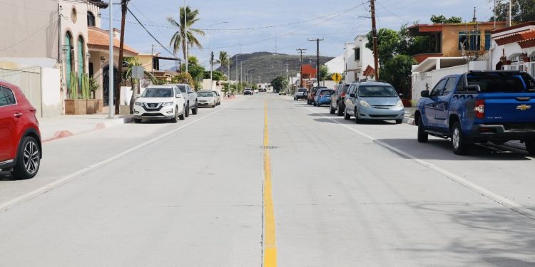 Con el compromiso de fortalecer una infraestructura urbana digna y segura, el Gobierno del Estado, a través de la Secretaría de Planeación Urbana, Infraestructura, Movilidad, Medio Ambiente y Recursos Naturales (SEPUIMM), informa avances del Programa de Atención de Vialidades en los municipios de La Paz, Mulegé, Loreto y Comondú. La titular de la dependencia, Carolina Armenta Cervantes, destacó que, con una visión social orientada al bienestar de las familias, se ejecutan trabajos estratégicos de pavimentación con concreto hidráulico y reencarpetado asfáltico que mejoran la movilidad y conectividad en comunidades sudcalifornianas.