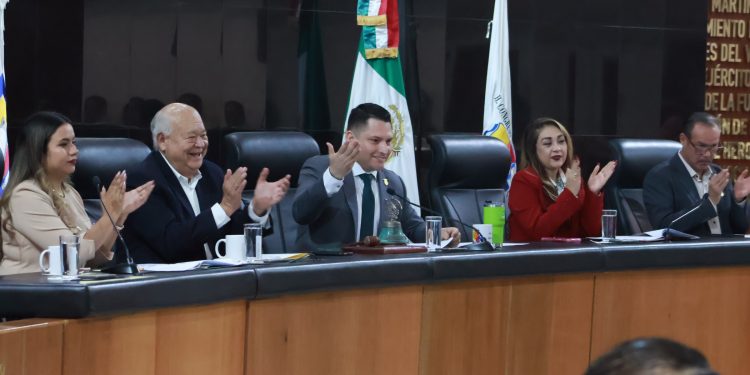 El gobernador del estado, Víctor Manuel Castro Cosío, asistió a la sesión solemne del Congreso del Estado para conmemorar el 51 aniversario de la promulgación y entrada en vigor de la Constitución Política de Baja California Sur, documento que marcó el inicio de la vida democrática del estado. Acompañado por diputadas y diputados, así como representantes de los tres Poderes, el mandatario destacó que esta fecha recuerda el momento en que Baja California Sur se consolidó como estado libre y soberano, reconociendo el legado de las y los Constituyentes de 1974, quienes sentaron las bases para la participación social en la vida pública.