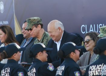 Encabeza gobernador Víctor Castro el egreso de 176 policías que reforzarán la seguridad en BCS