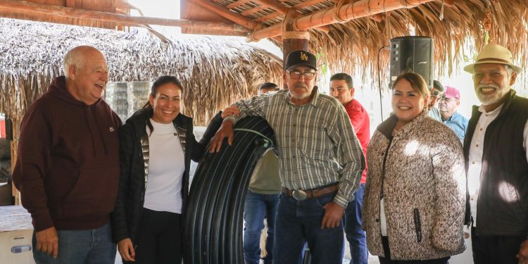 Como parte de los compromisos asumidos durante su última visita en el mes de diciembre, la alcaldesa de La Paz, Milena Quiroga Romero acompañada por el gobernador del Estado, Víctor Castro Cosío, realizó una gira de trabajo por la delegación de Los Dolores y sus comunidades. En La Soledad, la presidenta municipal destacó que en febrero iniciarán los trabajos de mantenimiento y rehabilitación de caminos. Explicó que llevaron a cabo un levantamiento de 30 tramos que requieren labores de zampeado, relleno y nivelación. Para ello, el Ayuntamiento de La Paz a través de Obras Públicas, se coordinará con la Junta Estatal de Caminos, a fin de atender tanto el camino principal como los ramales que conectan a las rancherías.