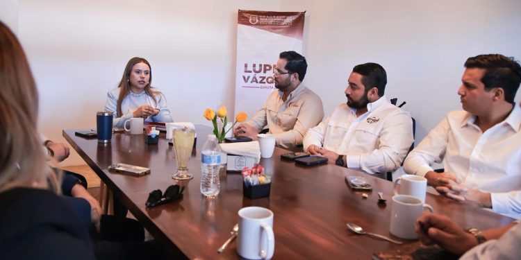 Se reúne diputada Lupita Vázquez con jóvenes empresarios de COPARMEX BCS.