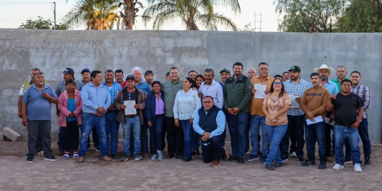 Como parte del Programa de Regularización del Transporte, el secretario General de Gobierno, José Saúl González Núñez, encabezó la entrega de 31 concesiones a taxistas y transportistas de carga del Valle del Vizcaíno, municipio de Mulegé, acompañado por el titular de la Unidad de Transporte y Movilidad, Martín Salinas Ceseña, y el delegado municipal, Álvaro Zinayh Zapién López. El servidor público estatal destacó que esta acción permite avanzar en el reordenamiento del padrón de concesiones, consolidando el compromiso de la administración que encabeza el gobernador Víctor Manuel Castro Cosío para fortalecer la legalidad, la transparencia y reconocer la labor de quienes durante años prestaron este servicio sin contar con certeza jurídica.