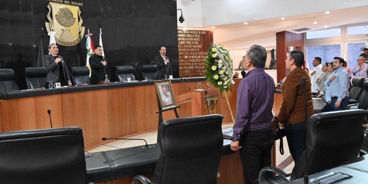 En un acto solemne celebrado en la sede del Poder Legislativo del Estado de Baja California Sur, se despidió a Héctor Edmundo “Mundo” Salgado Cota, (1951-2026), reconocido como un sudcaliforniano ejemplar, cuya vida estuvo marcada por el compromiso, la congruencia y el amor profundo por la tierra que lo vio nacer. Durante su intervención, el diputado presidente de la mesa directiva Erick Ivan Agundez Cervantes reconoció sus profundas raíces sudcalifornianas, con orígenes familiares en Todos Santos, desarrolló una larga carrera política y administrativa durante más de 40 años en diversas responsabilidades estatales y municipales.