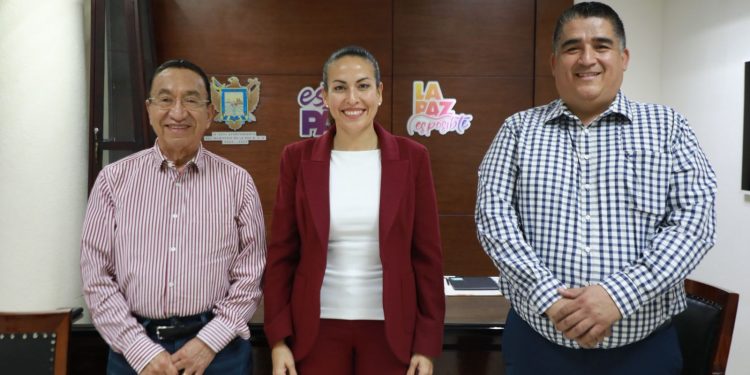 La fortaleza de las coincidencias con diversos liderazgos de la entidad es uno de los efectos que genera el trabajo de la alcaldesa paceña Milena Quiroga. En la gráfica con el dirigente nacional de la CROC Isaías González y Francisco Vargas.