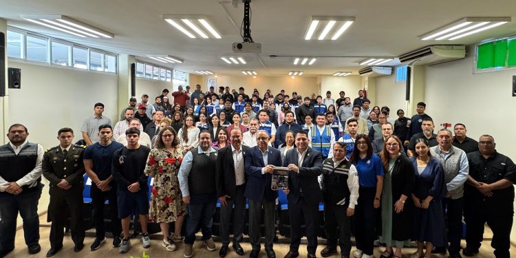 BCS junto con Guerrero son las dos entidades punta de lanza en materia de prevención y gestión integral de riesgos, la cual se traduce a toma de decisiones en la materia como las referentes a zonas de inundación, construcciones, entre otros, expresó el diputado Erick Ivan Agundez Cervantes. Agundez Cervantes, presidente de la Comisión de Protección Civil de la XVII Legislatura, presentó en conjunto con la Universidad Autónoma de Baja California Sur y los diputado Sergio Guluarte y Omar Torres, el libro “Resiliencia: Resultados del Primer Foro de Protección Civil, el cual reúne un compendio de aportaciones vertidas por especialistas y representantes de instituciones de los tres niveles de gobierno.