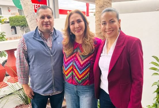 que en Morena, se notan claramente ya los esfuerzos en conjunto de las propuestas que encabezan la alcaldesa de La Paz, Milena Quiroga y el actual secretario general de gobierno, Saúl González Núñez.
Verlos juntos en un ambiente de cordialidad en donde se observó además la presencia de la senadora suplente del senador Homero Davis, Eda Palacios Márquez, generó reacciones positivas al interior del morenismo local.