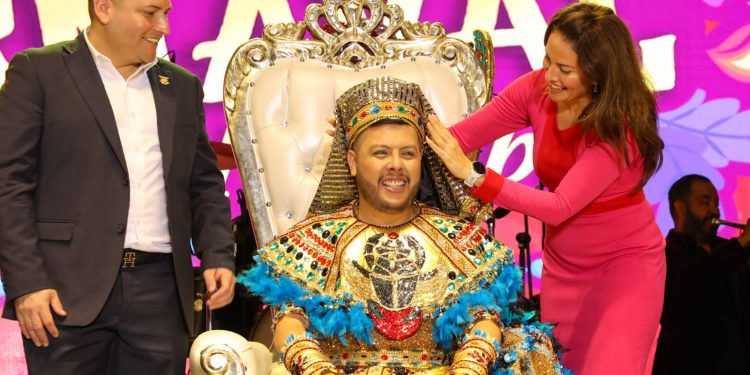 Con la tradicional quema del Mal humor, la coronación del Rey de la Alegría y la Reina de la Juventud, dio inicio la máxima fiesta de Baja California Sur, el Carnaval La Paz 2026 con el lema “Reinas del Cambio” y la presencia de más de 10 mil personas reunidas alrededor del kiosco del Malecón. La alcaldesa, Milena Quiroga Romero, acompañada de la directora del Instituto Sudcaliforniano de la Juventud, Laura López Pérez y de los diputados Erick Agúndez y Guadalupe Vázquez, coronaron al Rey de la Alegría, Ángel Andraca I y a la Reina de la Juventud, Grecia Michel Nava I.