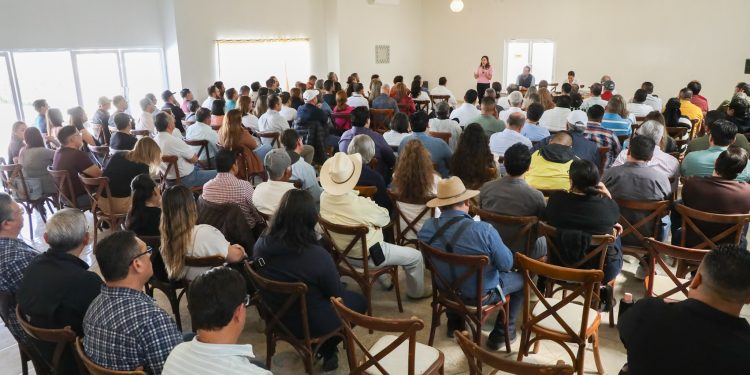 Nadie pierde de vista que en las elecciones del año que entra estarán en juego 17 gubernaturas de las cuales se espera que entre los integrantes de la llamada 4T, se proyecten candidaturas encabezadas por mujeres. De ser así Morena en la media península ya cuenta con la potencial propuesta de Milena Quiroga y eso parece que se intuye por los principales liderazgos y representantes del morenismo sudcaliforniano por lo que es de esperarse que en breve se sumen a esa propuesta como una cascada (cargada política) de simpatizantes del partido Verde, e incluso del propio PT que ya saben que los números no les favorecen.