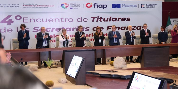 Con la participación de autoridades de todo el país, este 5 de febrero se inauguró en la ciudad de La Paz el 4.º Encuentro Nacional de Titulares del Modelo Hacendario Estatal para la Cohesión Social (MHECS), un foro clave para fortalecer las finanzas públicas de las 32 entidades federativas y promover políticas fiscales con un enfoque social e inclusivo. Así lo dio a conocer la secretaria de Finanzas y Administración, Bertha Montaño Cota, quien destacó que al evento asisten también representantes del Gobierno de México, de la Unión Europea y de organismos internacionales, como FIAP y Expertise France.
