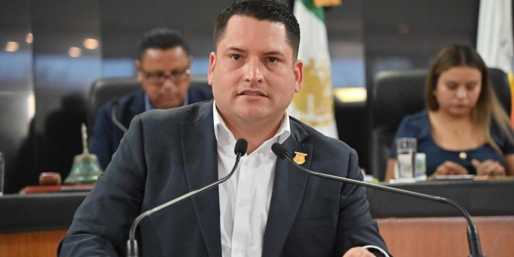 La XVII Legislatura del Congreso del Estado de BCS, aprobó el punto de acuerdo presentado por el diputado Erick Ivan Agundez Cervantes, mediante el cual se exhorta a la Comisión Reguladora de Telecomunicaciones (CRT), a fin de que emita y expida los lineamientos para el reordenamiento, retiro o soterramiento de la infraestructura de telecomunicaciones.