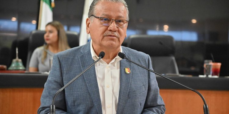 El diputado Fernando Hoyos Aguilar, presentó al pleno, iniciativa mediante la cual se busca homologar la normativa del Código Civil Estatal relativo al Código Nacional de Procedimientos Civiles y Familiares.