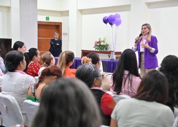 Más de 300 mujeres participan en conferencia “Nuestras etapas en plenitud” encabezada por la diputada Karina Olivas Parra