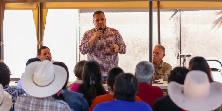 Como parte de la política pública de más territorio y menos escritorio, el secretario General de Gobierno, José Saúl González Núñez, visitó las comunidades de Vizcaíno y Santa Rosalía, en el municipio de Mulegé, donde dialogó con la ciudadanía sobre necesidades y planteamientos en diversos rubros. Durante esta gira de trabajo escuchó solicitudes relacionadas con salud, educación, deporte, servicio eléctrico, vivienda, agua, seguridad, protección civil y programas sociales.